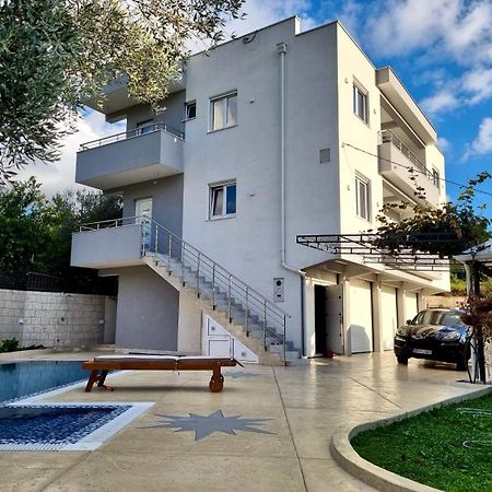 Villa Holiday Apartments Bar Exterior foto